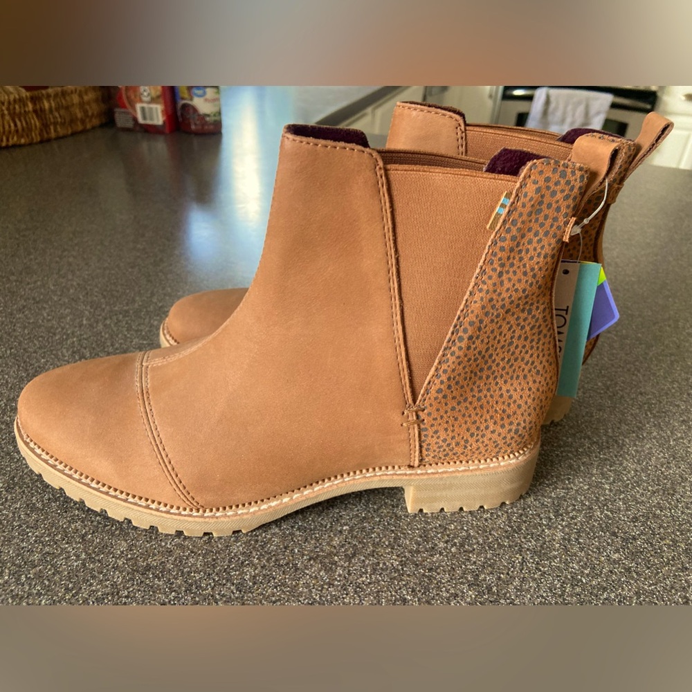 sale! 25% off! Toms Cleo Chelsea Boot. 8.5